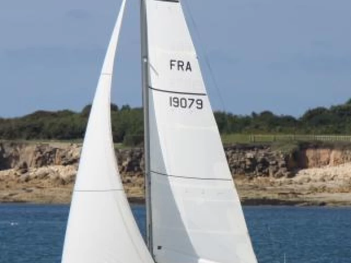 Jeanneau Sun Fast 32 charter bareboat eller skeppad i Larmor-Plage