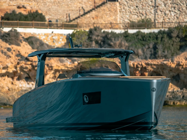 Tesoro T40 charter bareboat eller skeppad i Port des Marines de Cogolin