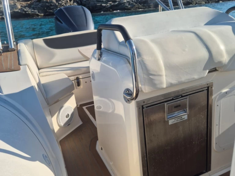 Uthyrning RIB Capelli med en båtlicens 