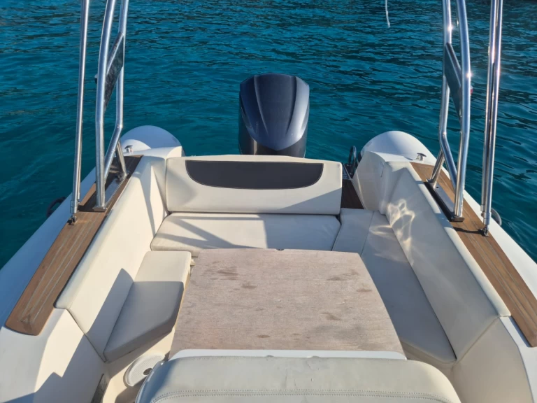 Capelli Tempest 775 charter bareboat eller skeppad i Saint-Florent