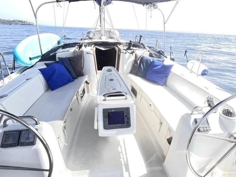 Bénéteau Cyclades 43.4 charter bareboat eller skeppad i Catania