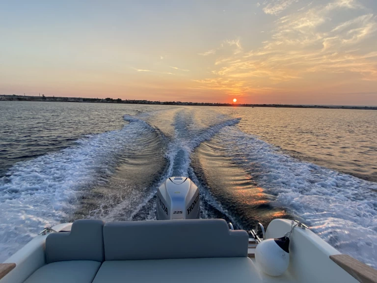 Psmar Acquasanta 1/a charter bareboat eller skeppad i Marzamemi