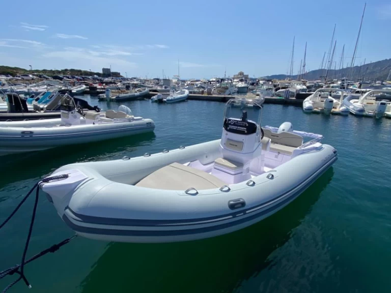 Yacht charter Villasimius billig Predator 599 AS