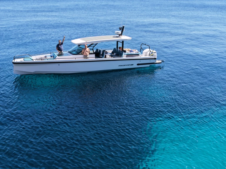 Uthyrning Motorbåt  Axopar med en båtlicens 