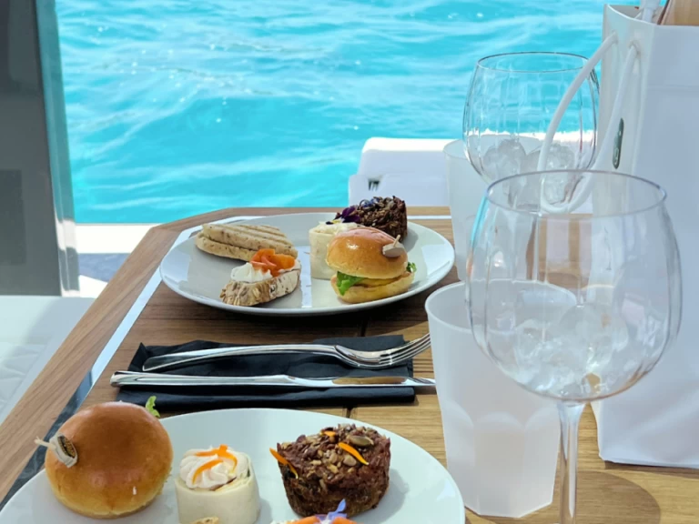 Lyx yacht för uthyrning Saint-Florent till det bästa priset 