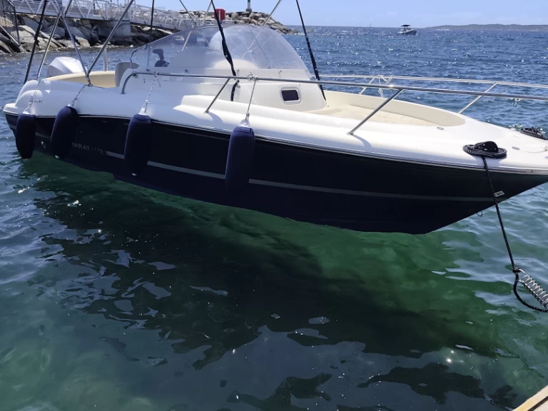 Jeanneau Cap Camarat 7.15 WA charter bareboat eller skeppad i Les Issambres