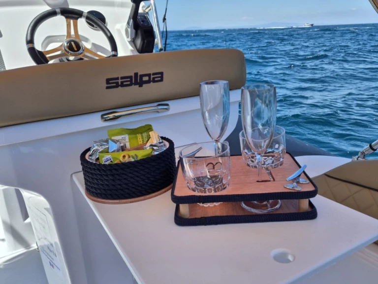 Salpa Salpa Soleil 18 charter bareboat eller skeppad i Sorrento