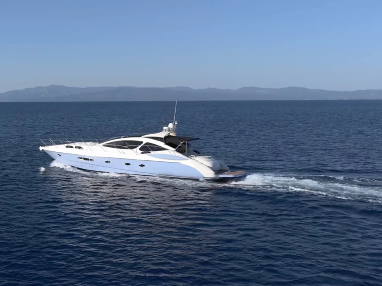 Azimut Atlantis 55 charter bareboat eller skeppad i Palioúri
