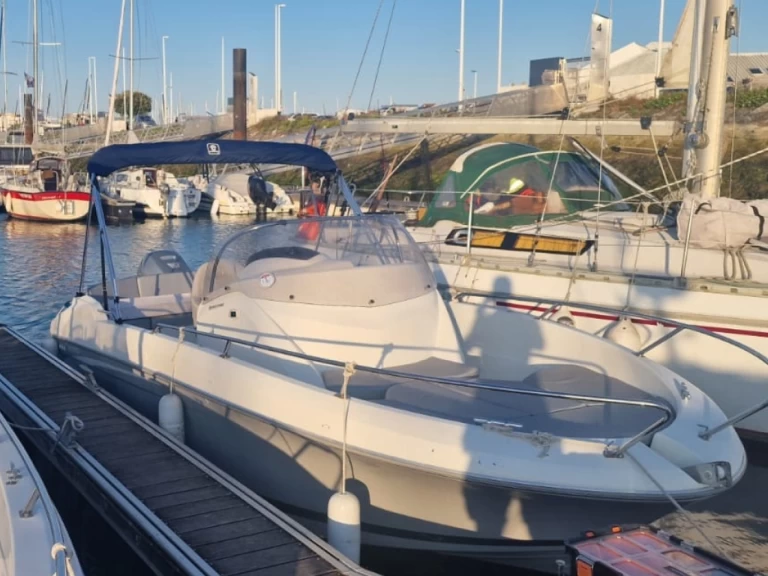 Uthyrning Motorbåt  Bénéteau med en båtlicens 