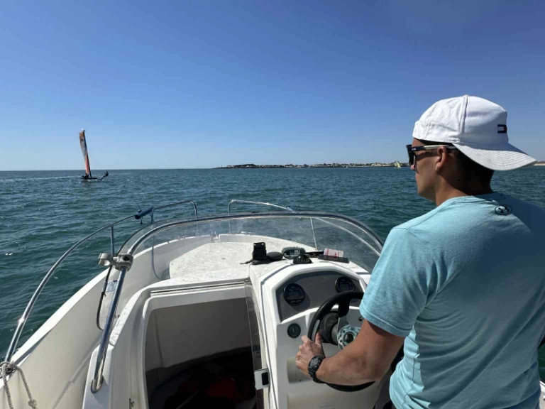 Uthyrning Motorbåt  Jeanneau med en båtlicens 