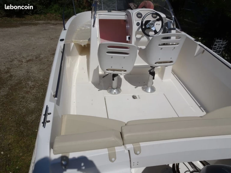 Jeanneau Cap Camarat 555 charter bareboat eller skeppad i Saint-Gilles-Croix-de-Vie