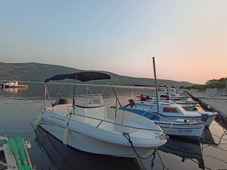 Uthyrning Motorbåt  AM Yacht med en båtlicens 