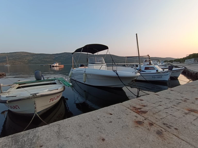 AM Yacht Prince 570 Open charter bareboat eller skeppad i Poljica