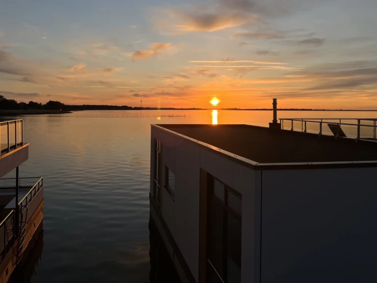 FLOATING 44-3 charter bareboat eller skeppad i Ribnitz-Damgarten