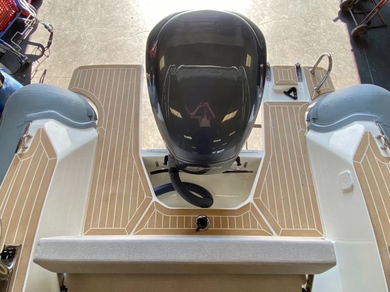 Uthyrning RIB Capelli med en båtlicens 