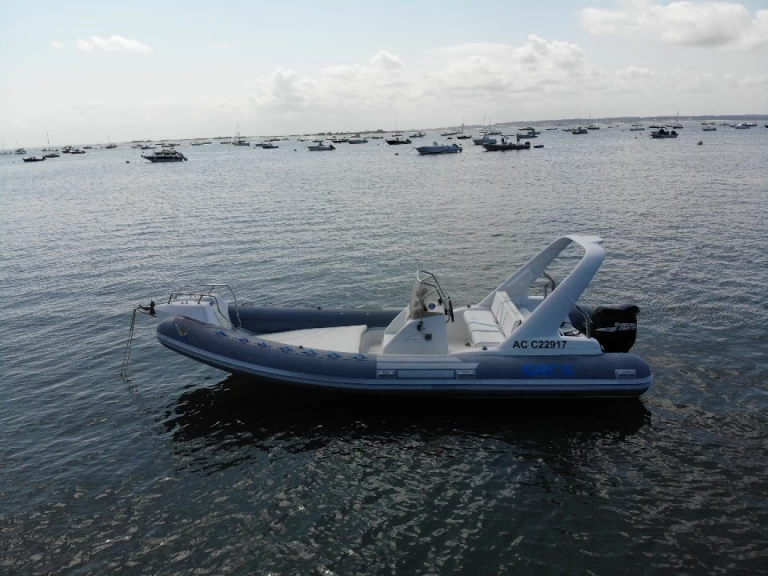 Sacs Sacs S 680 Ghost charter bareboat eller skeppad i Lège-Cap-Ferret