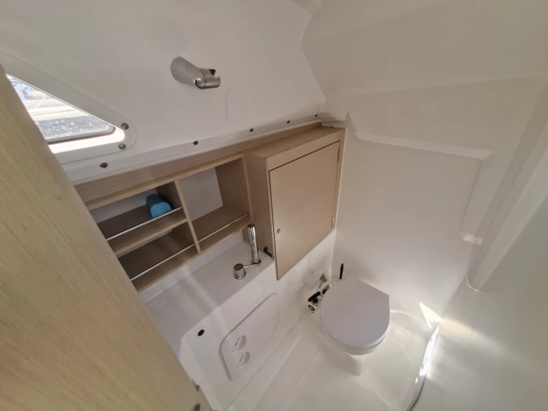 Hyr en Bénéteau Oceanis 30.1 Barcelona 