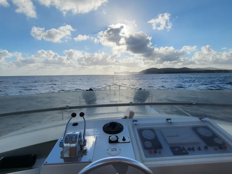 Ferretti Altura 40 charter bareboat eller skeppad i Porto di Fertilia