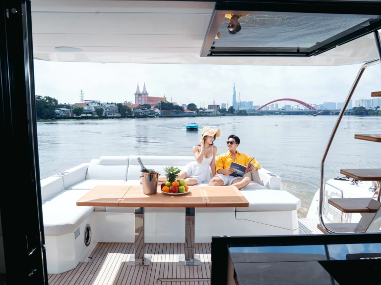 Prestige Prestige 590 charter bareboat eller skeppad i Phường Hiệp Bình Phước