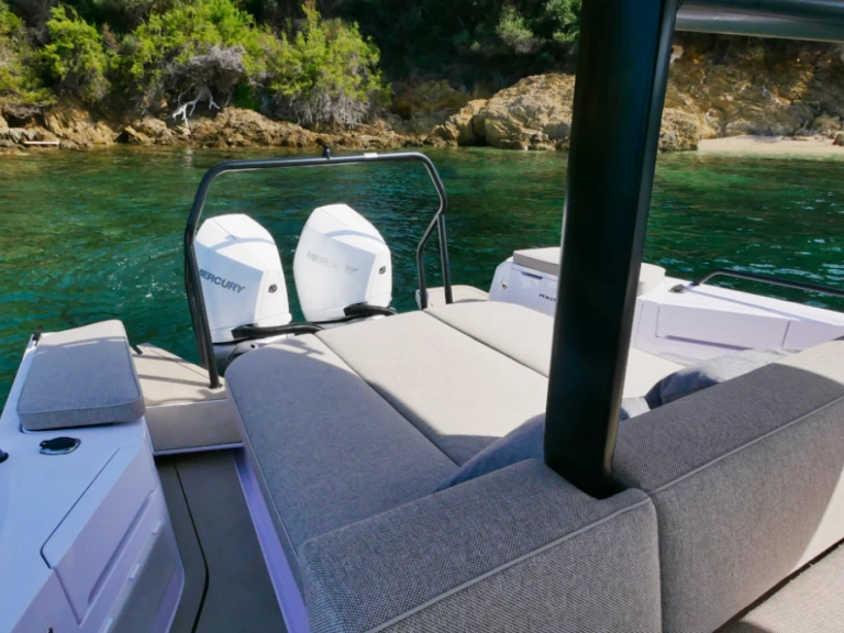 Uthyrning Motorbåt  Axopar med en båtlicens 