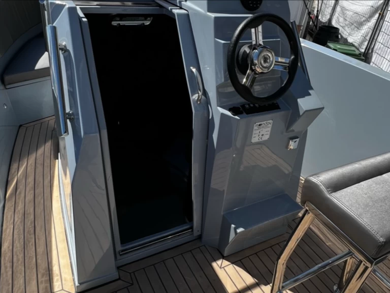 Moonday yacht Matrix 655 charter bareboat eller skeppad i Six-Fours-les-Plages