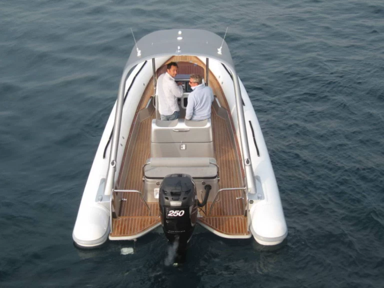 Ufo U 69 CARBON charter bareboat eller skeppad i Six-Fours-les-Plages