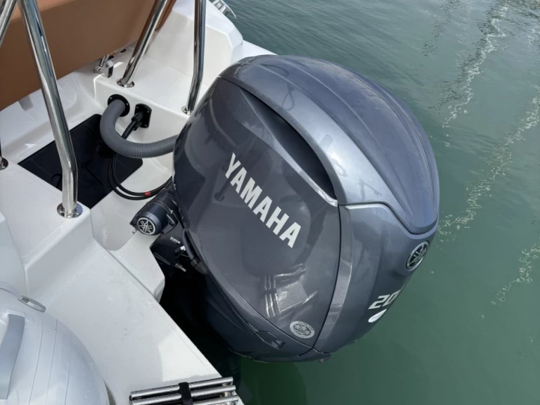 Zodiac Medline 6.8 charter bareboat eller skeppad i La Trinité-sur-Mer
