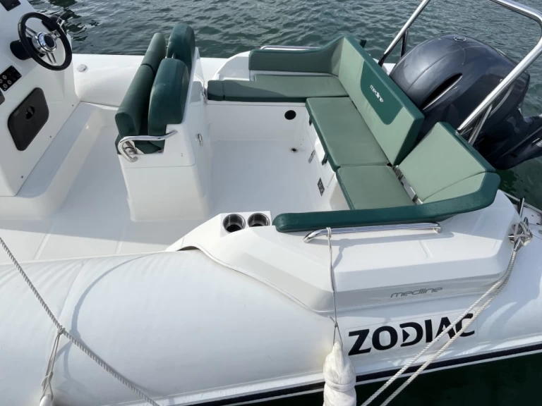 Zodiac Medline 6.8 charter bareboat eller skeppad i La Trinité-sur-Mer