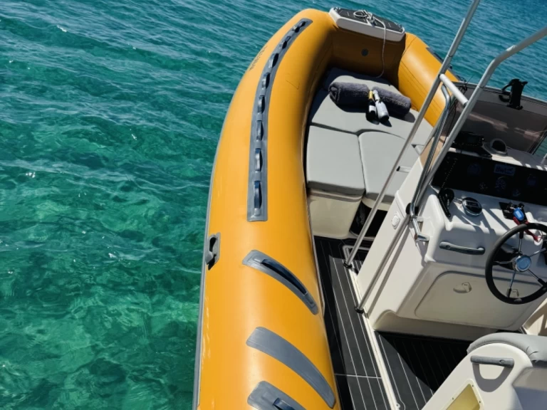 Uthyrning RIB SEVEN FIFTY  med en båtlicens 