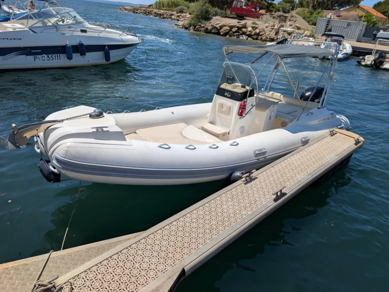 Nuova Jolly NJ 700 charter bareboat eller skeppad i Hyeres