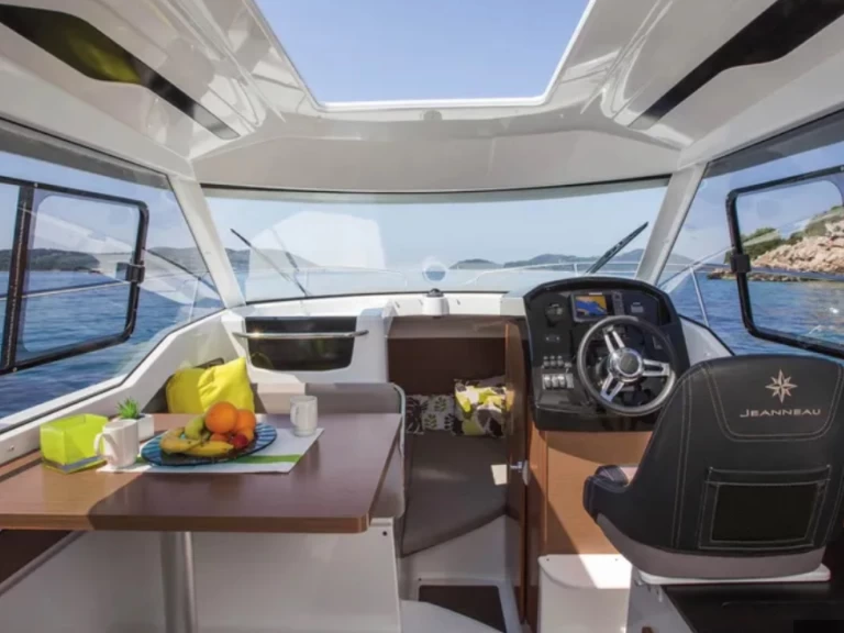 Uthyrning Motorbåt  Jeanneau med en båtlicens 