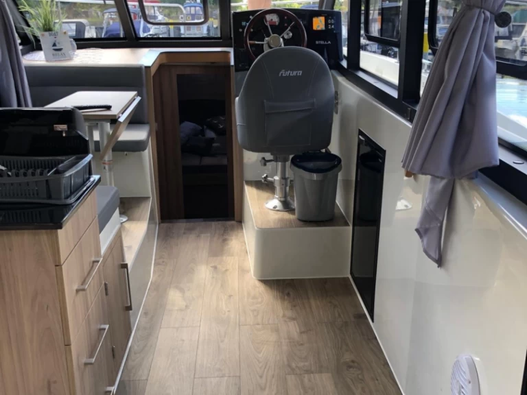 Futura 36 charter bareboat eller skeppad i Rheinsberg