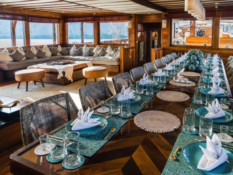  Prana by Atzaro charter bareboat eller skeppad i Sorong