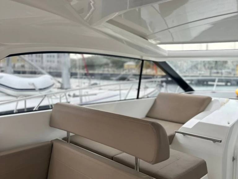 Uthyrning Motorbåt  Jeanneau med en båtlicens 