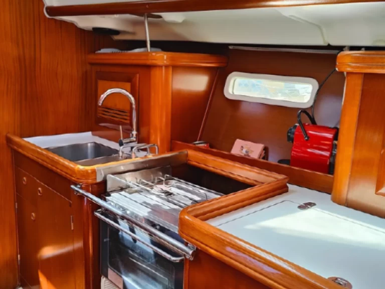 Bénéteau Oceanis 393 Clipper charter bareboat eller skeppad i Kallithéa