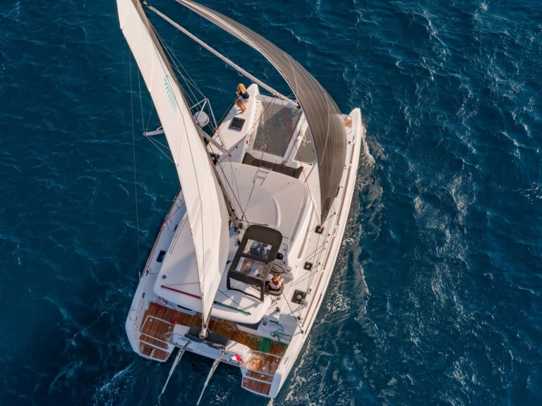 Lagoon Lagoon 40 charter bareboat eller skeppad i Alimos