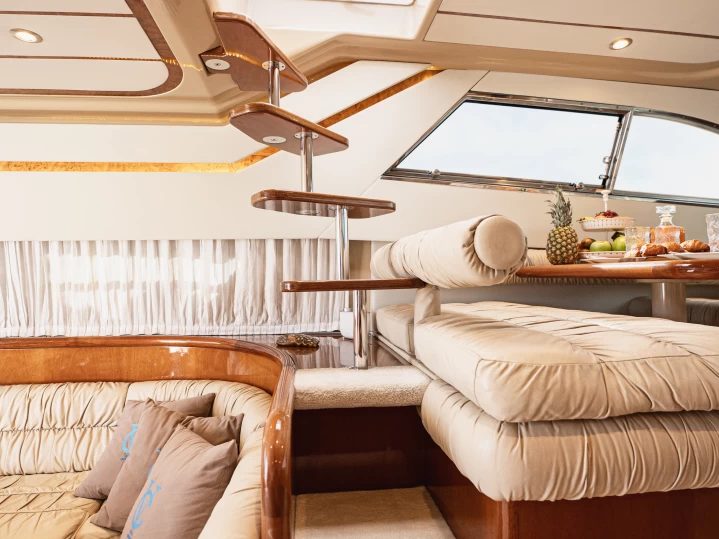 Hyra Motorbåt  med eller utan skeppare Ferretti Glyfada 