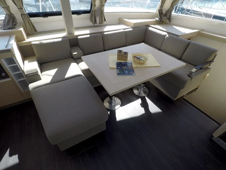 Fountaine Pajot Elba 45 charter bareboat eller skeppad i Šibenik 