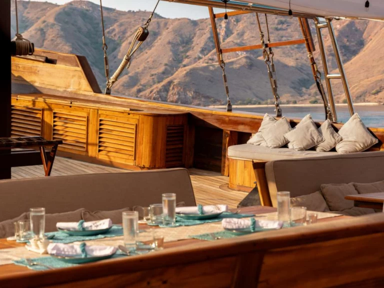 Uthyrning Lyx yacht i Labuan Bajo -  Prana by Atzaro