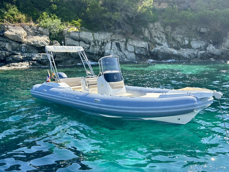 Capelli Tempest 700 charter bareboat eller skeppad i Roses