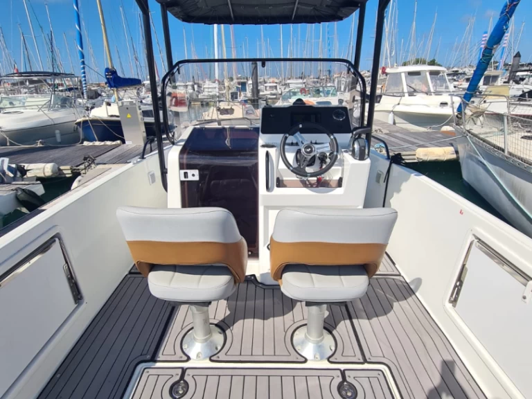 Bénéteau Flyer 7 SPACEdeck charter bareboat eller skeppad i Les Sables-d'Olonne