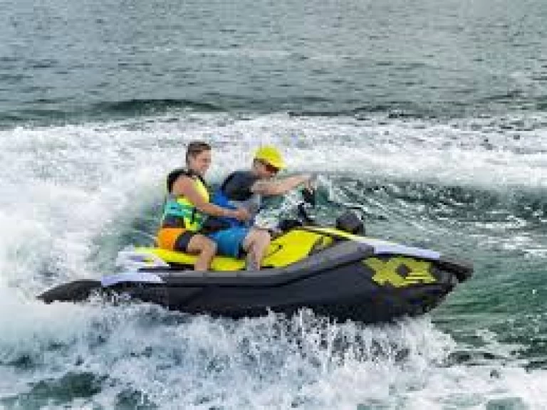 Uthyrning Jet ski Sealine med en båtlicens 