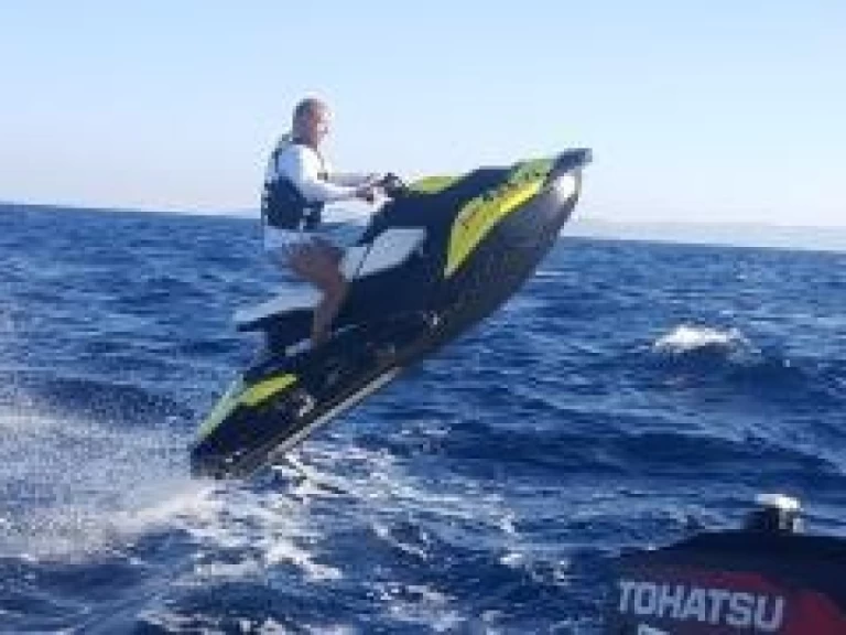 Sealine Spark  charter bareboat eller skeppad i Rovinj