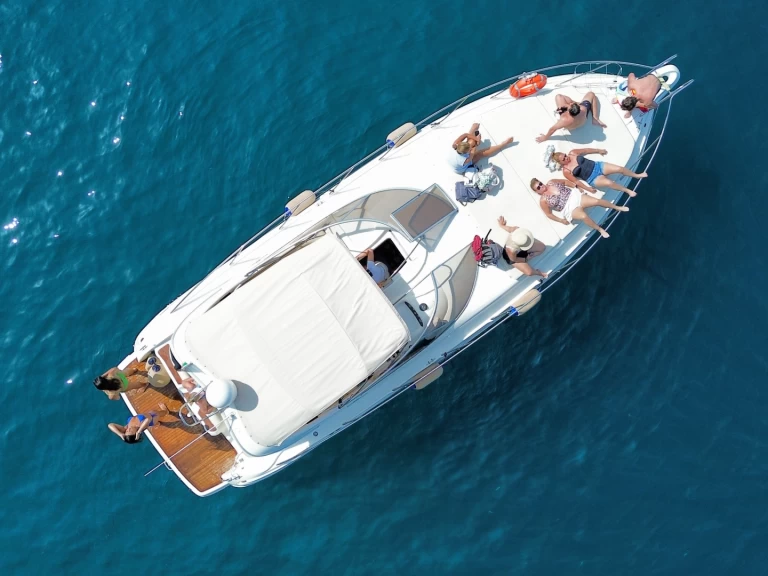 Cranchi Zaffiro 34 charter bareboat eller skeppad i Salerno