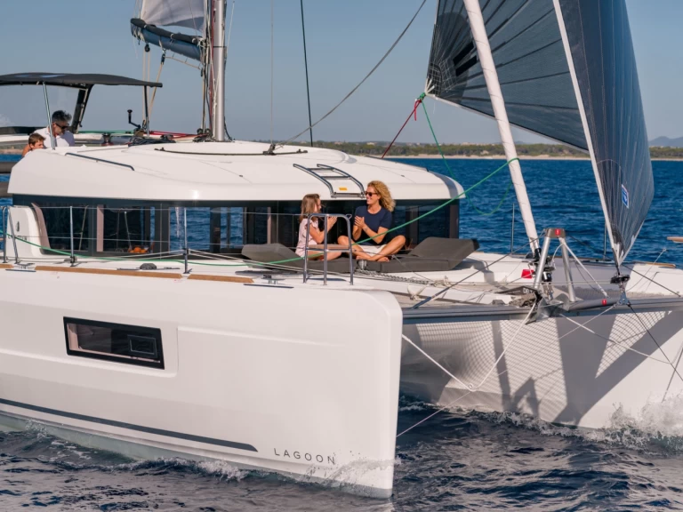 Lagoon Lagoon 40 charter bareboat eller skeppad i Alimos