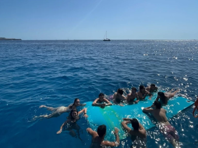 Uthyrning Segelbåt  Custom Made med en båtlicens 