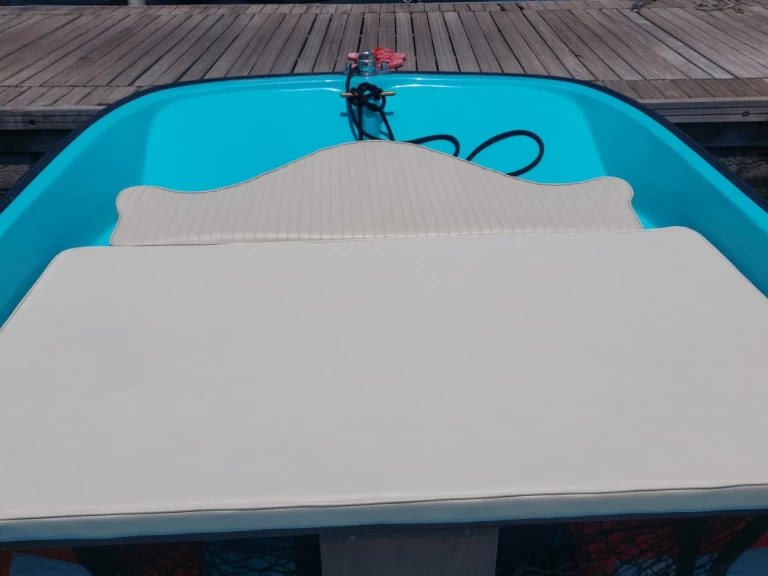 Hyra Motorbåt  med eller utan skeppare Boston Whaler Aci Trezza 