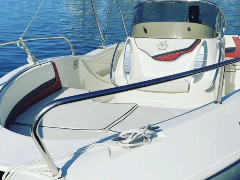 Yacht charter Sanremo billig Activ 555 Open