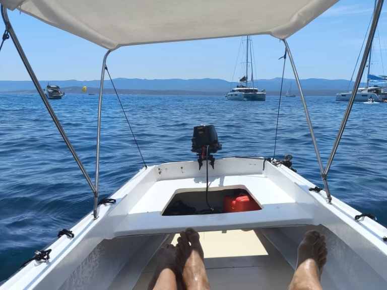 Motorbåt  för uthyrning Bol till det bästa priset 