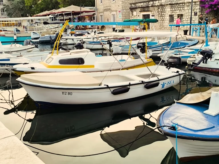 Pasara Pasara charter bareboat eller skeppad i Bol